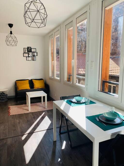 Etienne : Hyper Centre Apartment